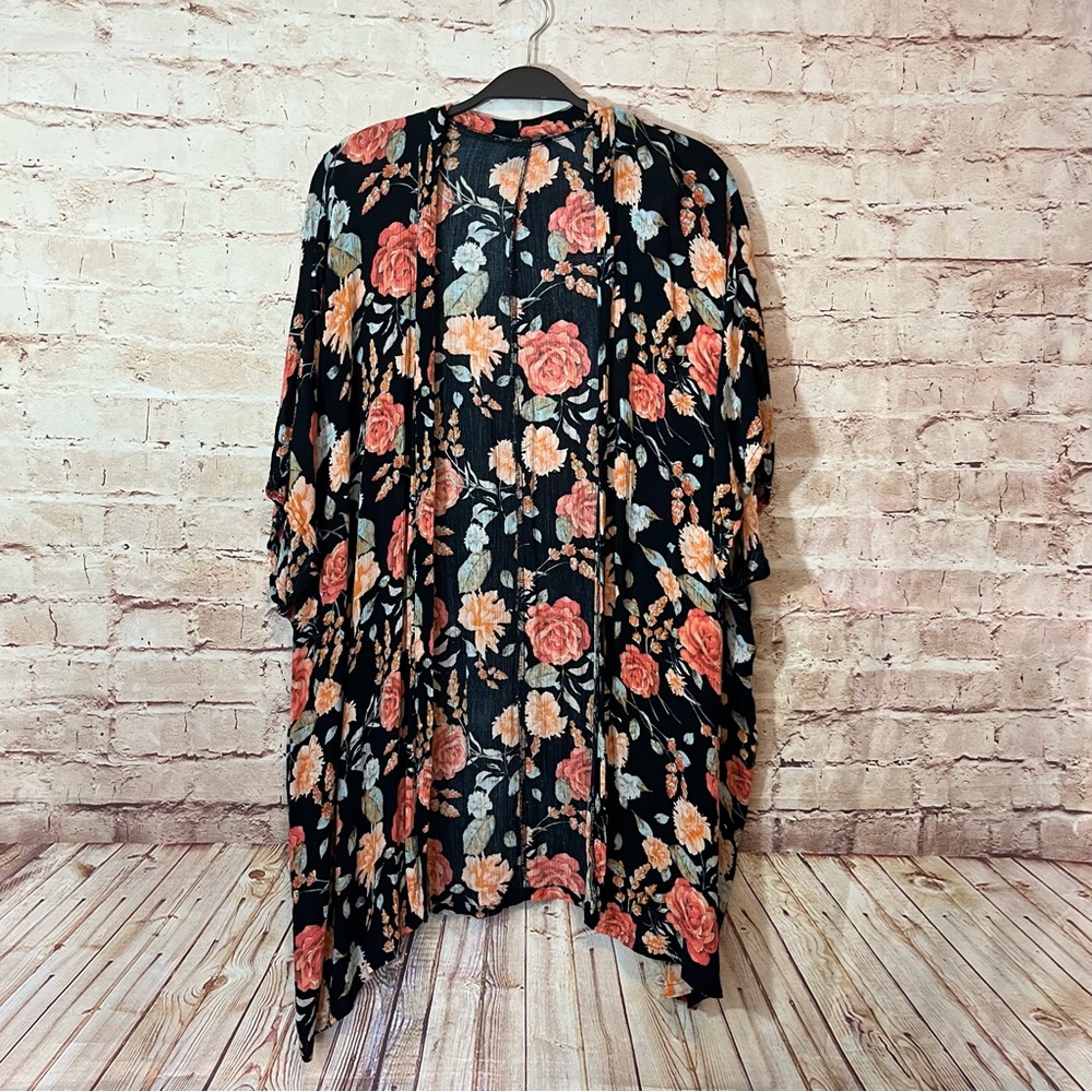 Forever21 black floral short sleeve kimono size small